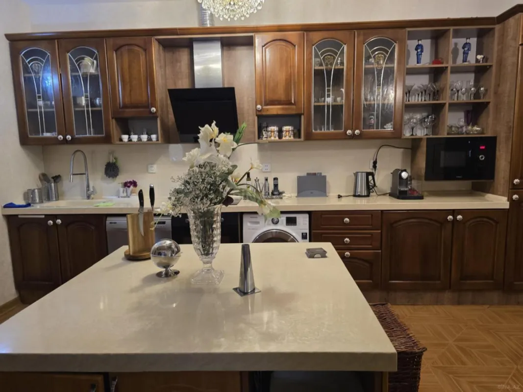 Satılır 4 otaqlı mənzil 161 m²