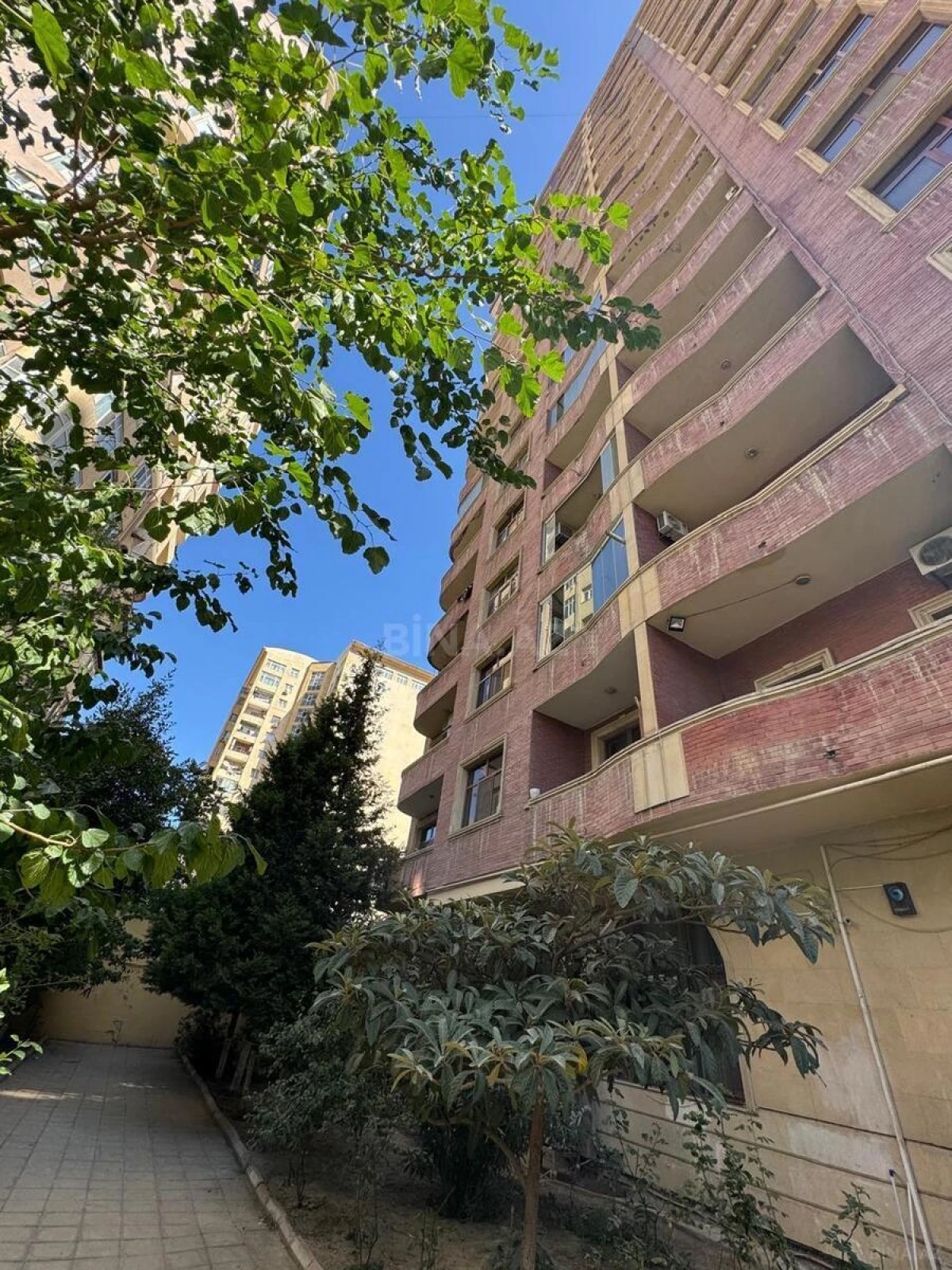 Satılır 4 otaqlı mənzil 161 m²