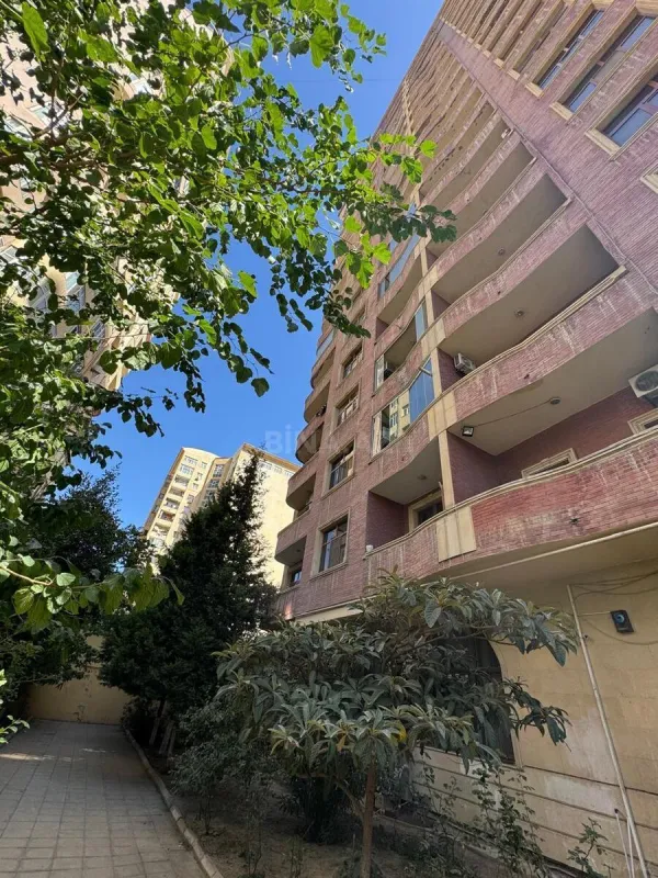 Satılır 4 otaqlı mənzil 161 m²