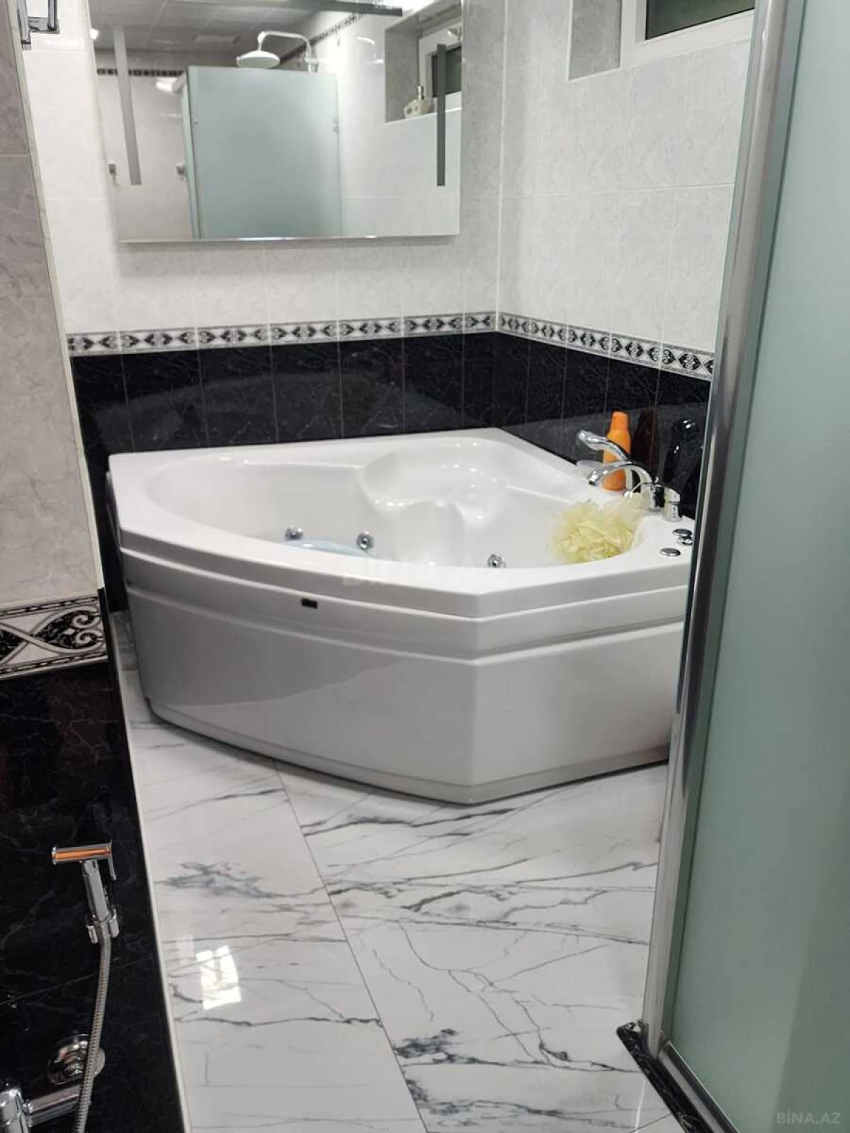 Satılır 5 otaqlı mənzil 200 m²