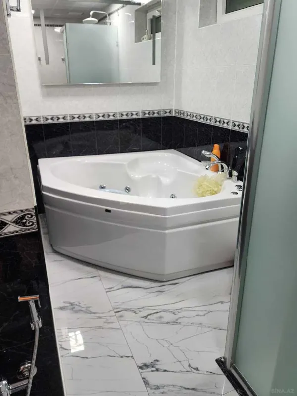 Satılır 5 otaqlı mənzil 200 m²