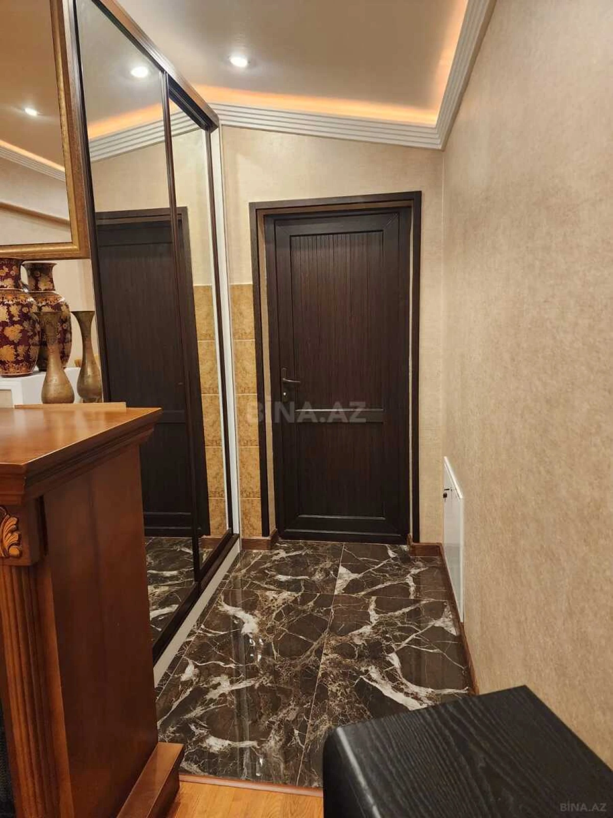 Satılır 5 otaqlı mənzil 200 m²