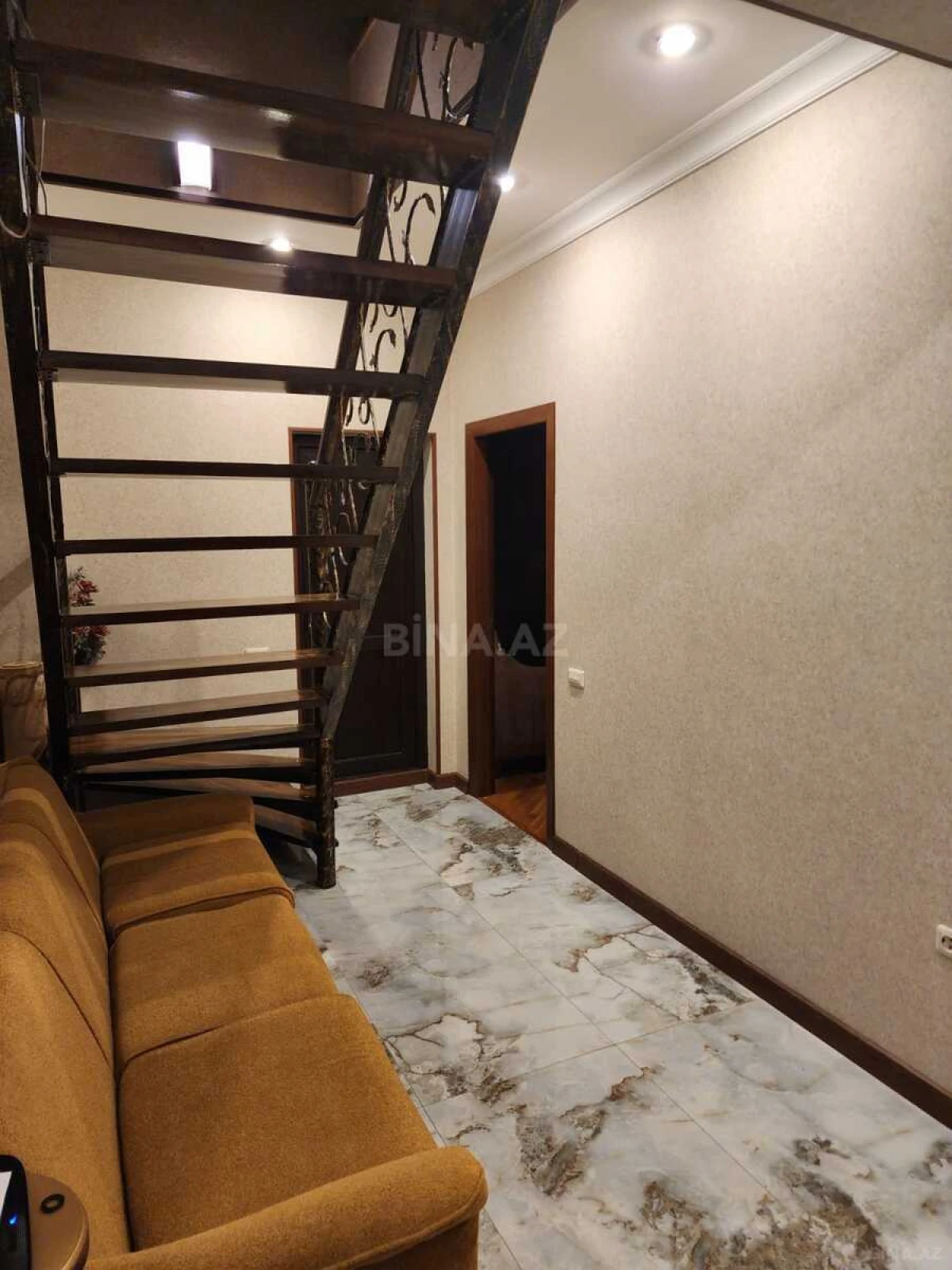 Satılır 5 otaqlı mənzil 200 m²