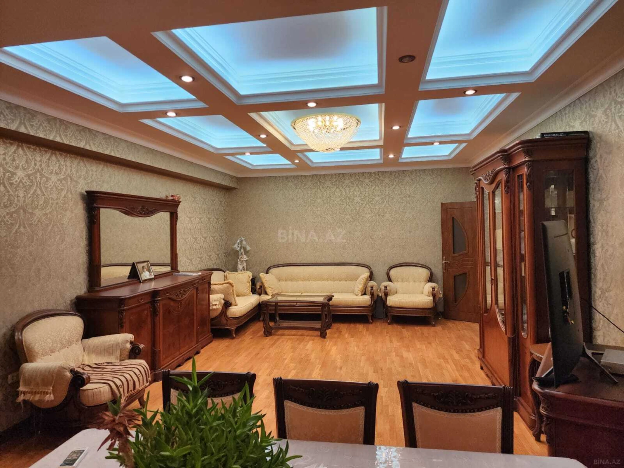 Satılır 5 otaqlı mənzil 200 m²