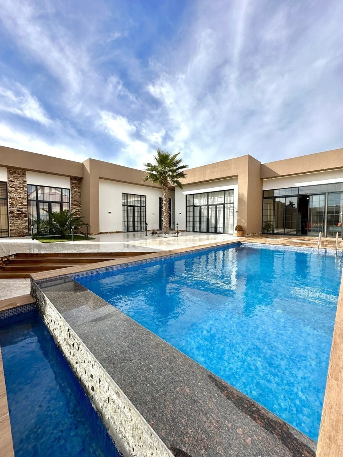 Satılır 5 otaqlı həyət evi 250 m²