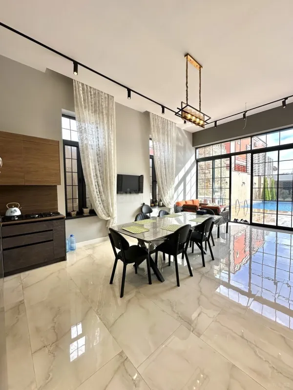 Satılır 5 otaqlı həyət evi 250 m²