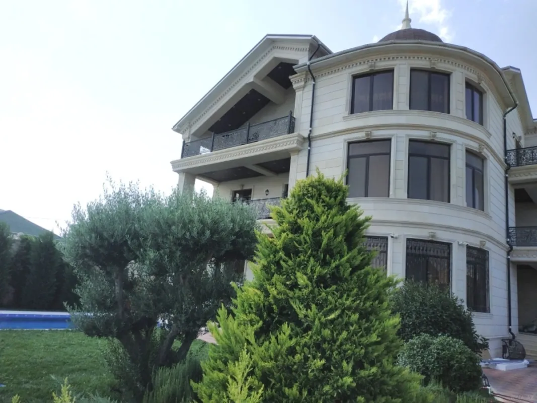 Kirayə verilir 8 otaqlı həyət evi 1000 m²