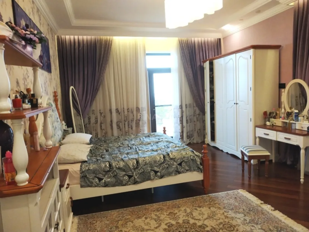 Kirayə verilir 8 otaqlı həyət evi 1000 m²