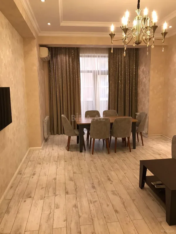 Kirayə verilir 2 otaqlı mənzil 81 m²