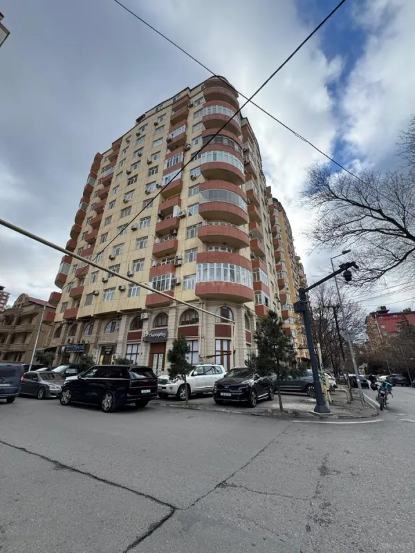 Satılır 3 otaqlı mənzil 176 m²