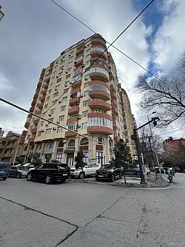 Satılır 3 otaqlı mənzil 176 m²