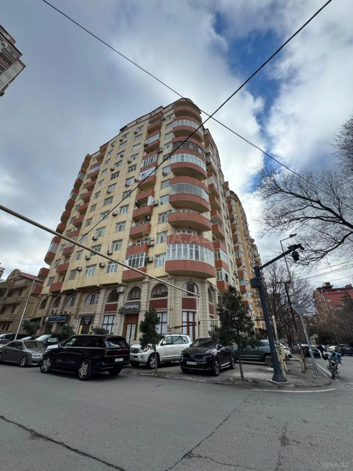 Satılır 3 otaqlı mənzil 176 m²
