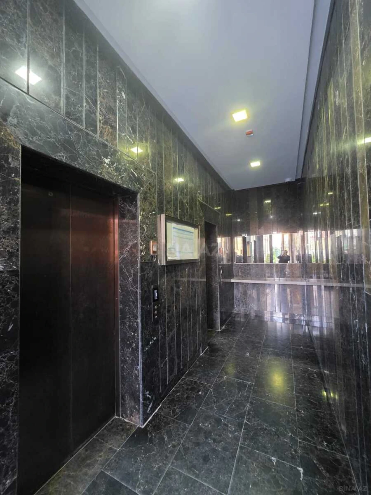 Satılır 3 otaqlı mənzil 137 m²