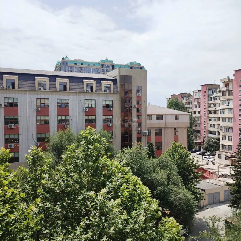 Satılır 4 otaqlı mənzil 105 m²