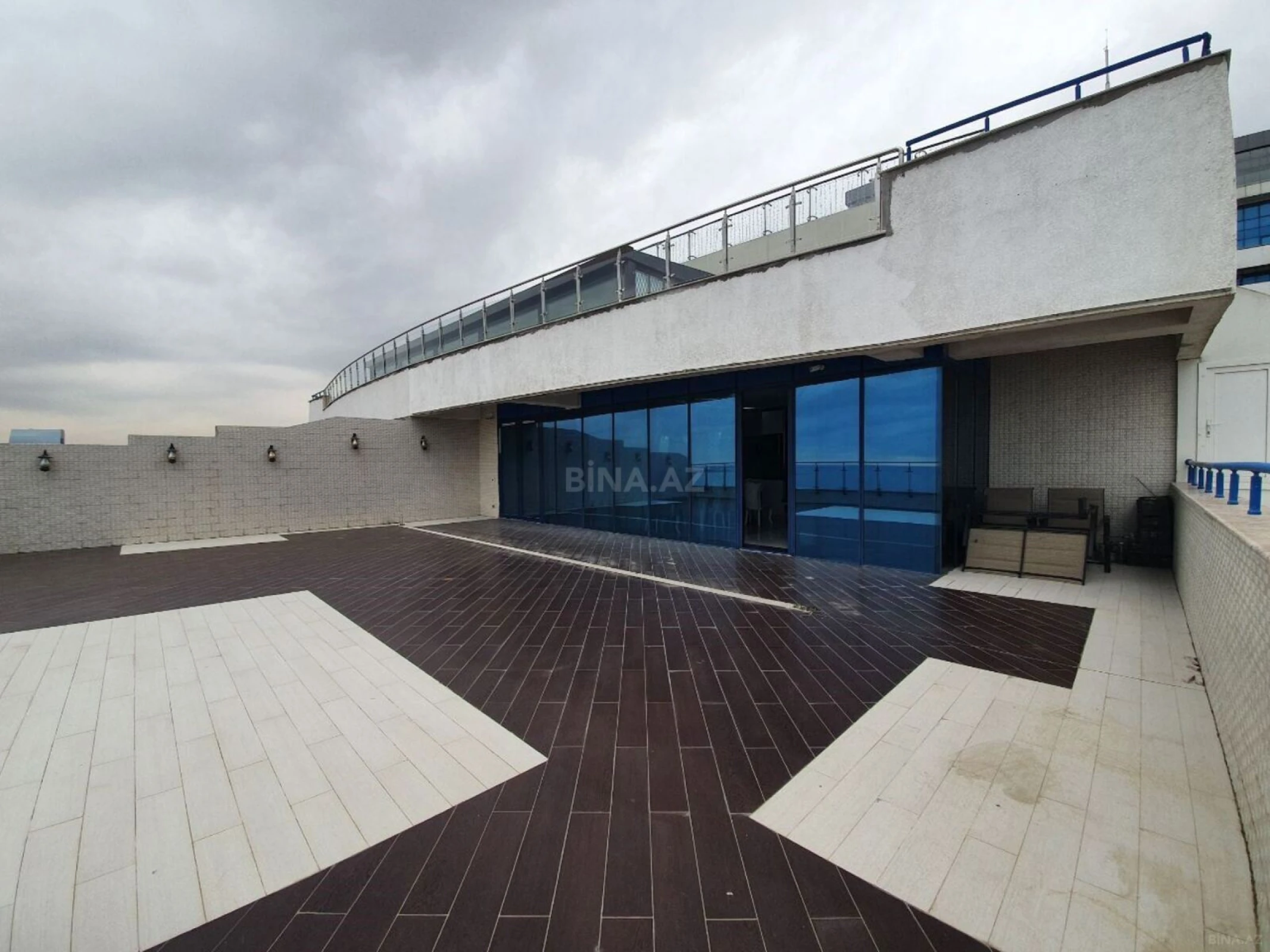 Kirayə verilir 6 otaqlı mənzil 400 m²