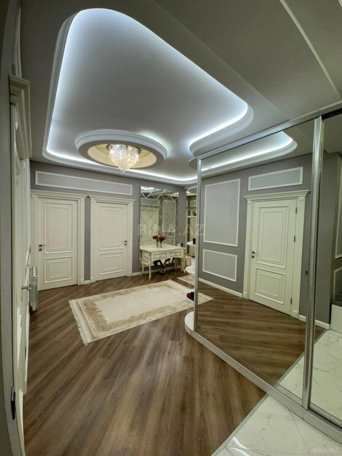Satılır 4 otaqlı mənzil 180 m²