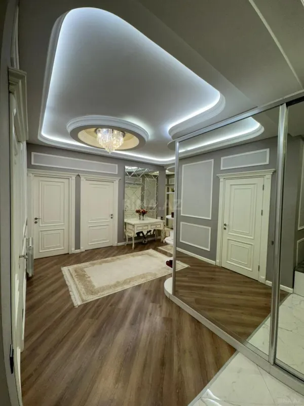 Satılır 4 otaqlı mənzil 180 m²