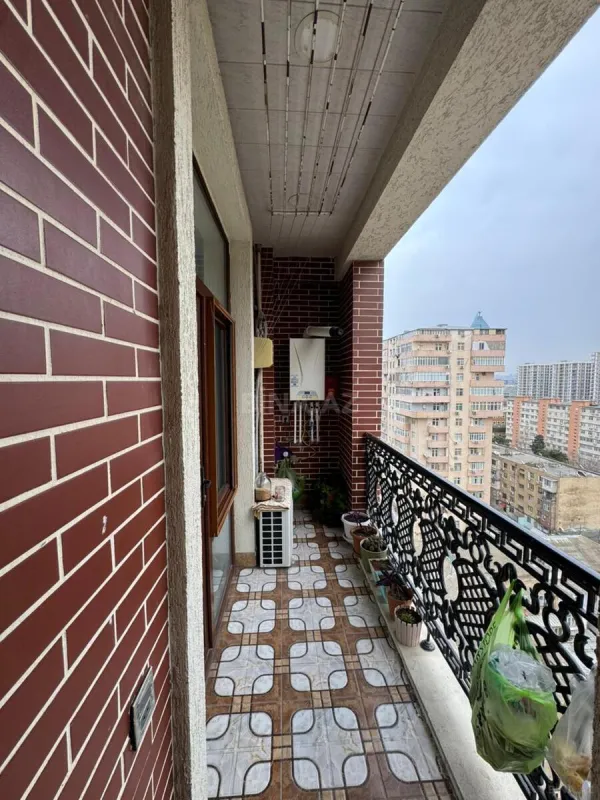 Satılır 4 otaqlı mənzil 180 m²