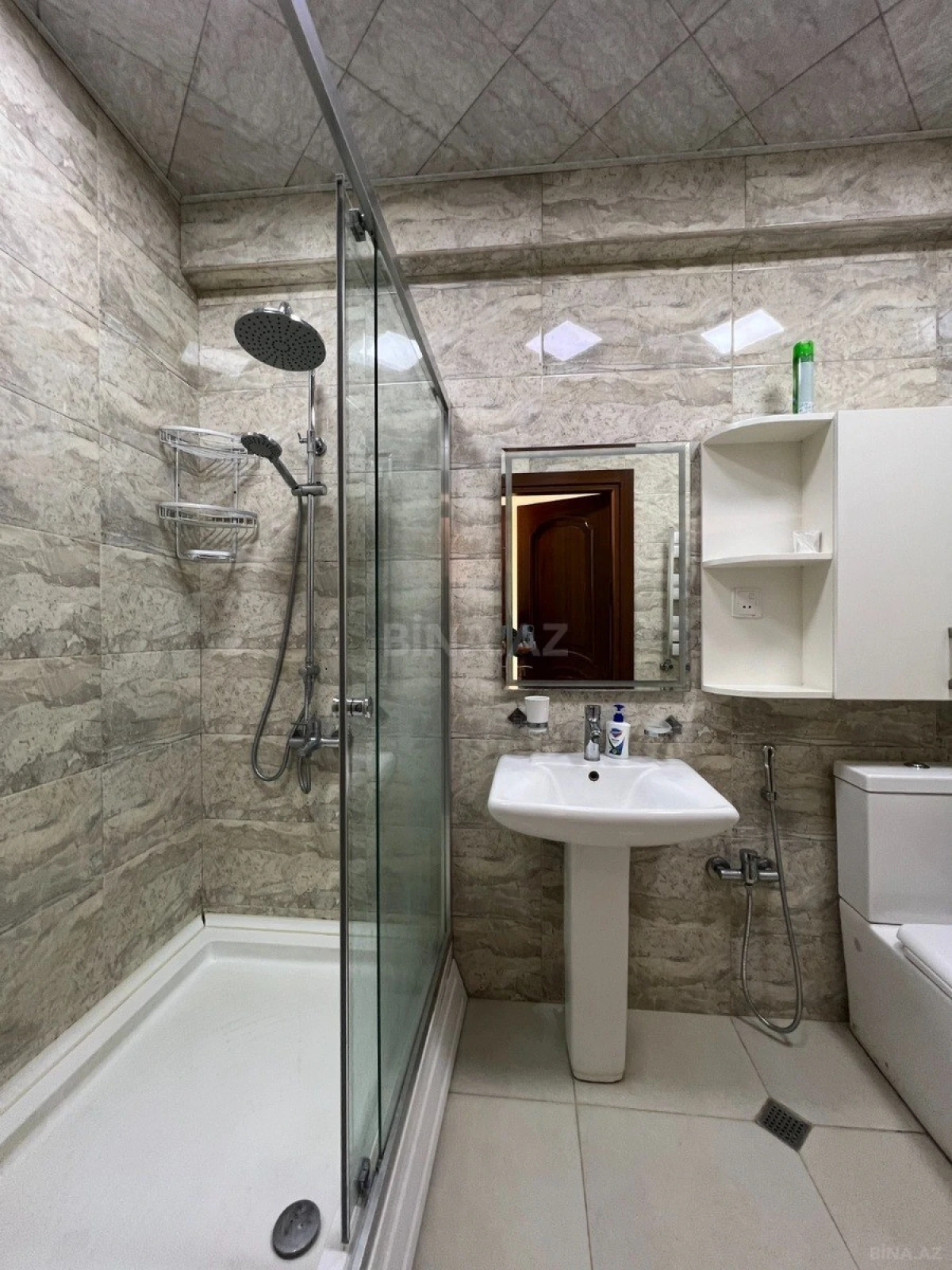 Kirayə verilir 4 otaqlı mənzil 200 m²