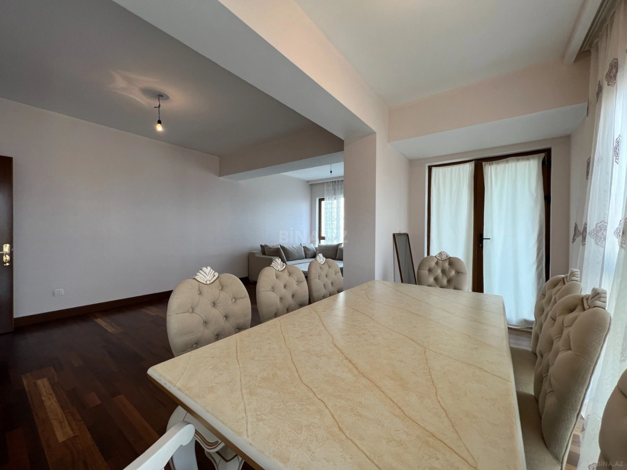 Kirayə verilir 4 otaqlı mənzil 200 m²