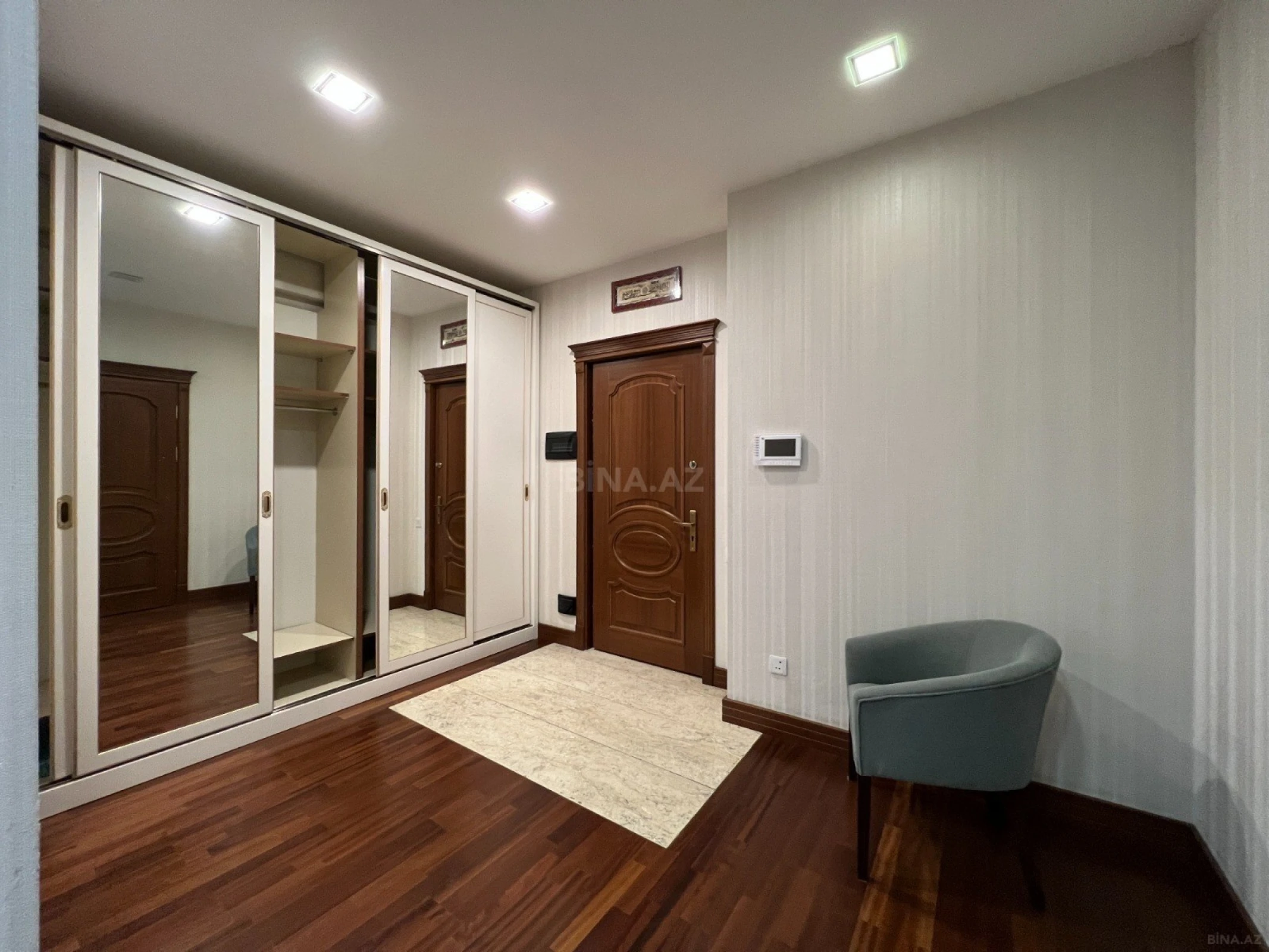 Kirayə verilir 4 otaqlı mənzil 200 m²