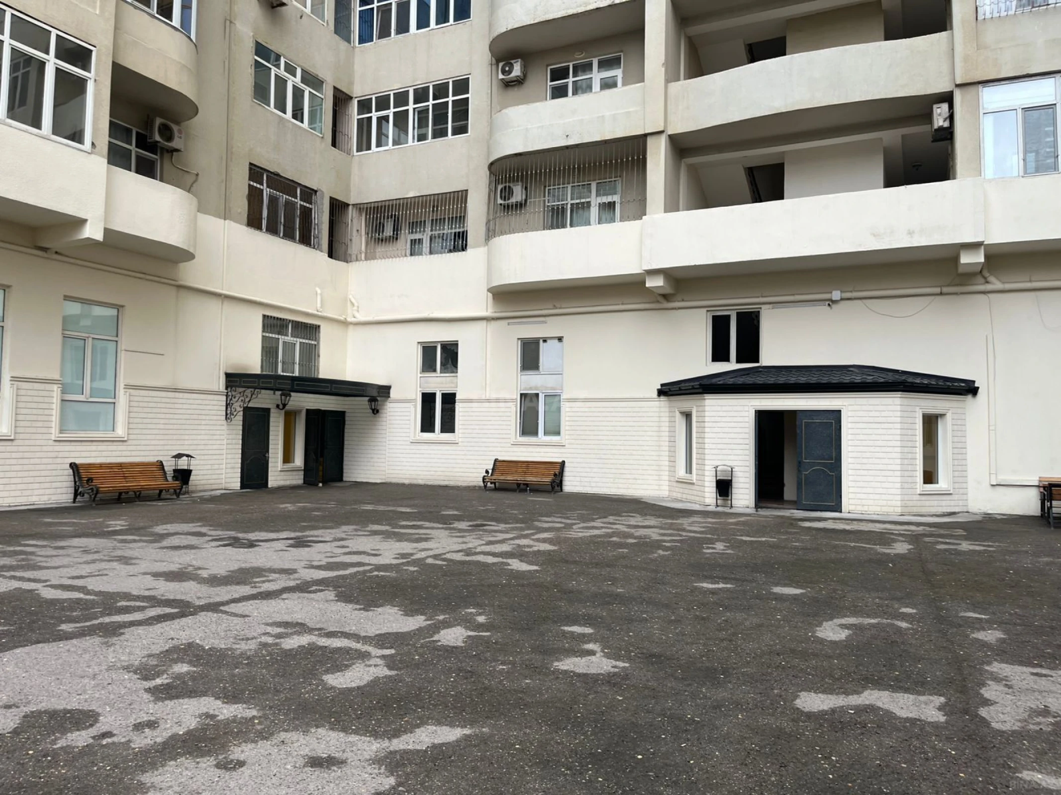 Satılır 3 otaqlı mənzil 157 m²