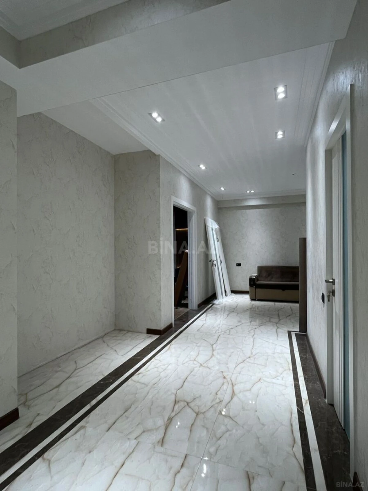 Satılır 3 otaqlı mənzil 157 m²