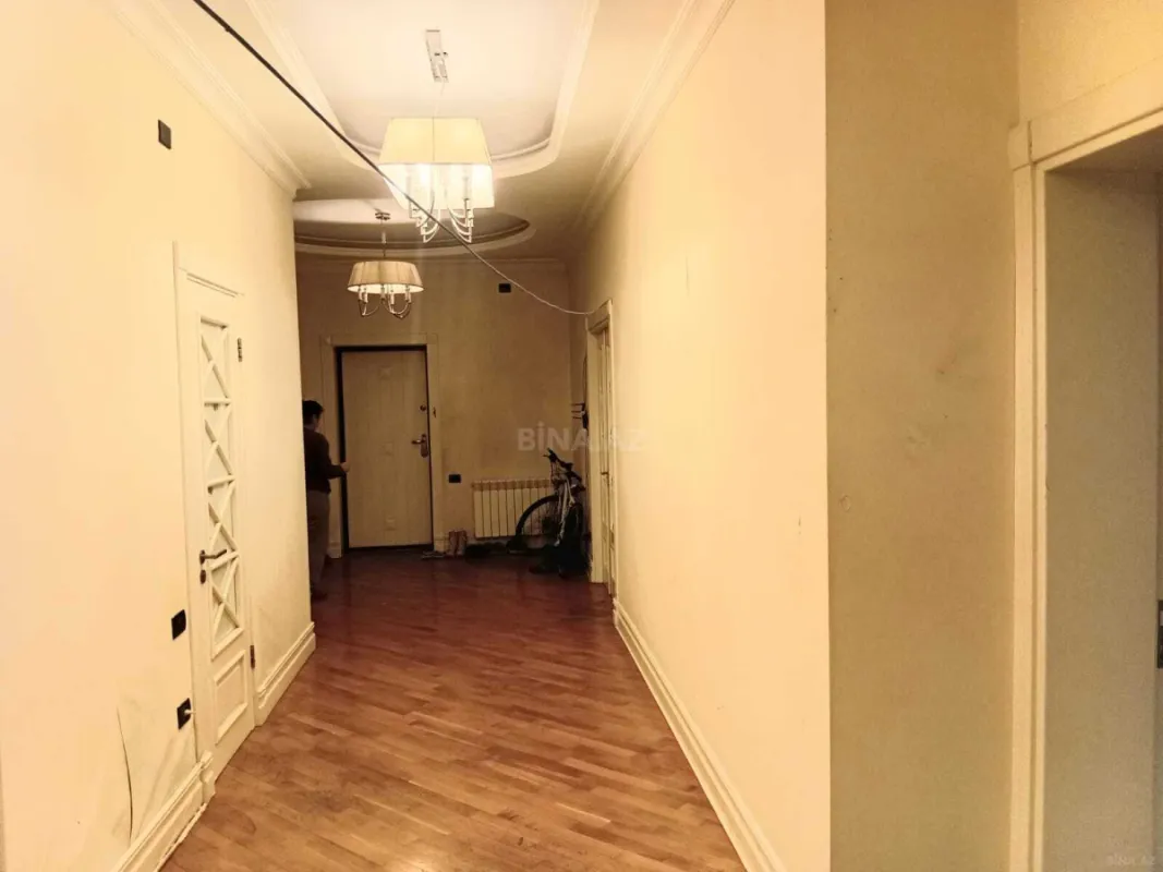 Satılır 4 otaqlı mənzil 184 m²