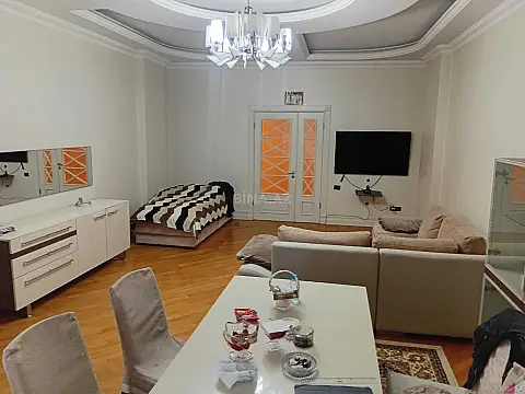 Satılır 4 otaqlı mənzil 184 m²