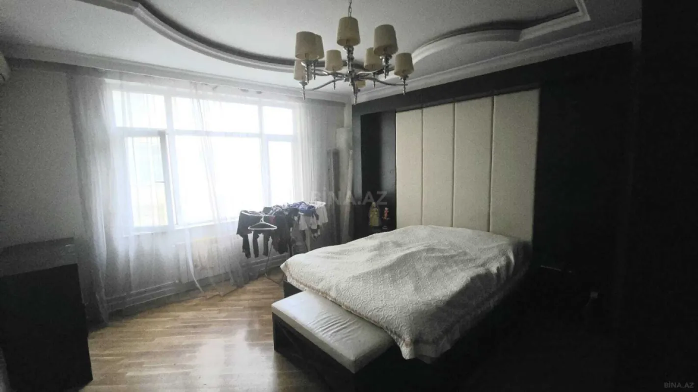 Satılır 4 otaqlı mənzil 184 m²