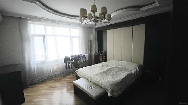 Satılır 4 otaqlı mənzil 184 m²