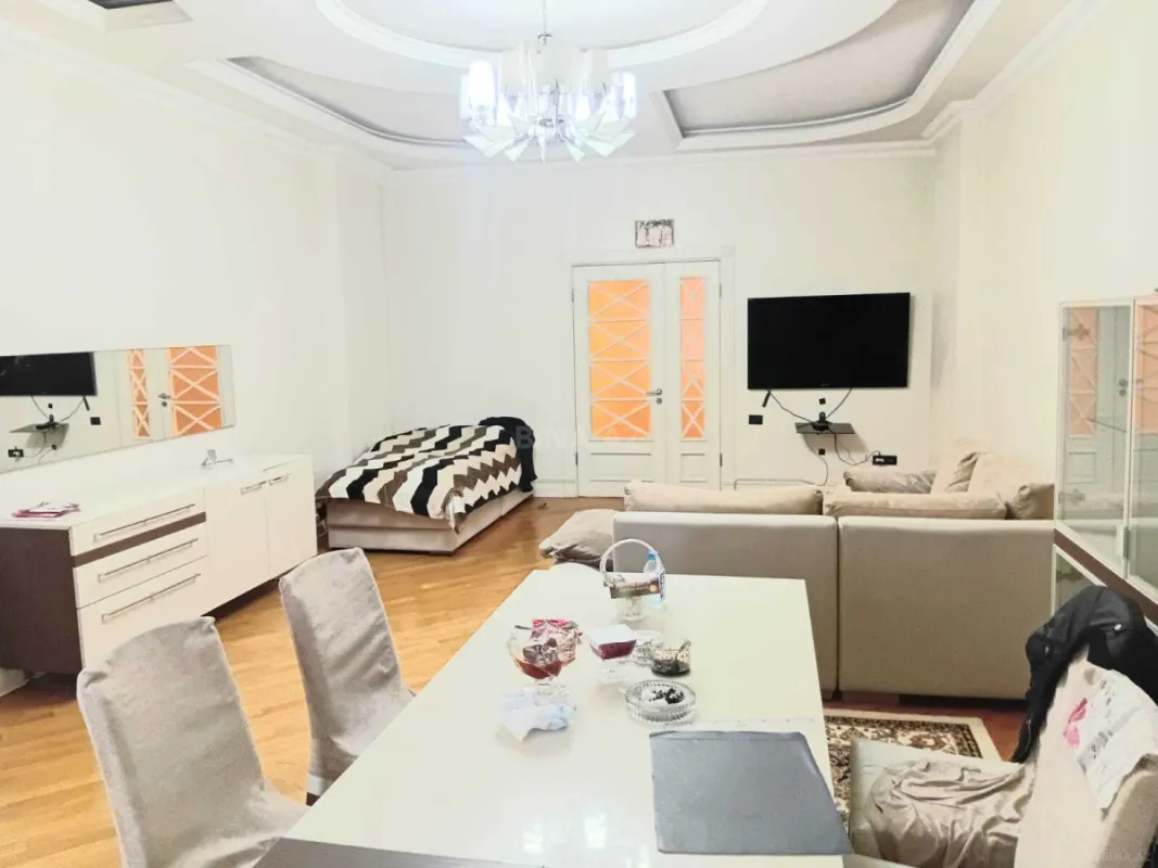 Satılır 4 otaqlı mənzil 184 m²