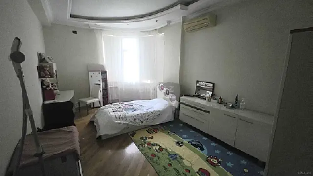 Satılır 4 otaqlı mənzil 184 m²
