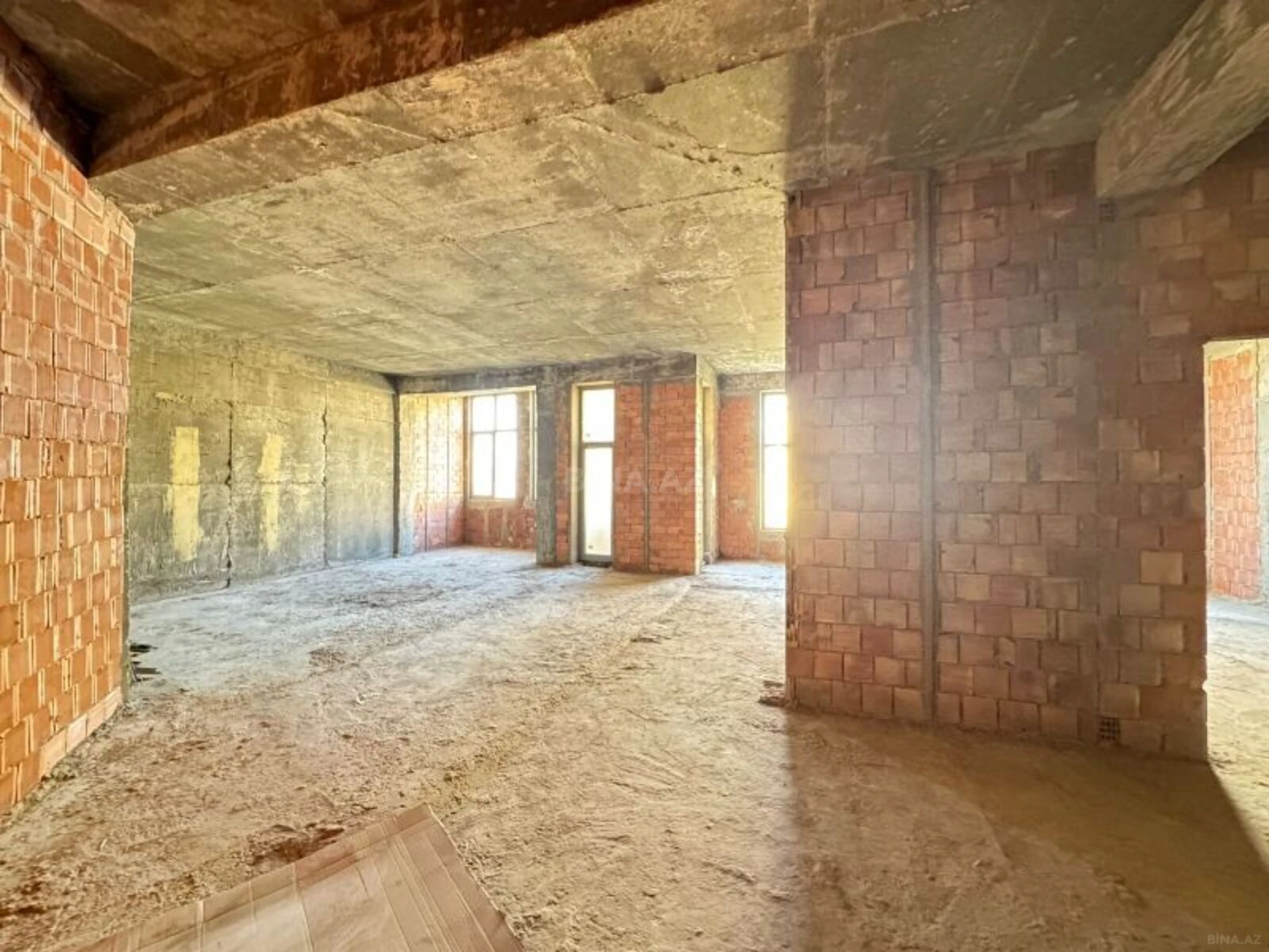 Satılır 3 otaqlı mənzil 135 m²