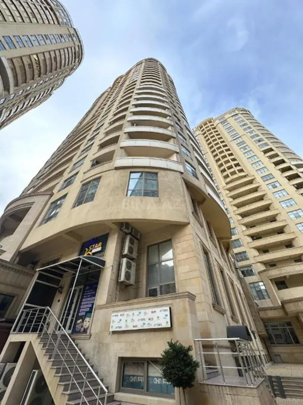 Satılır 3 otaqlı mənzil 135 m²