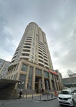 Satılır 3 otaqlı mənzil 135 m²