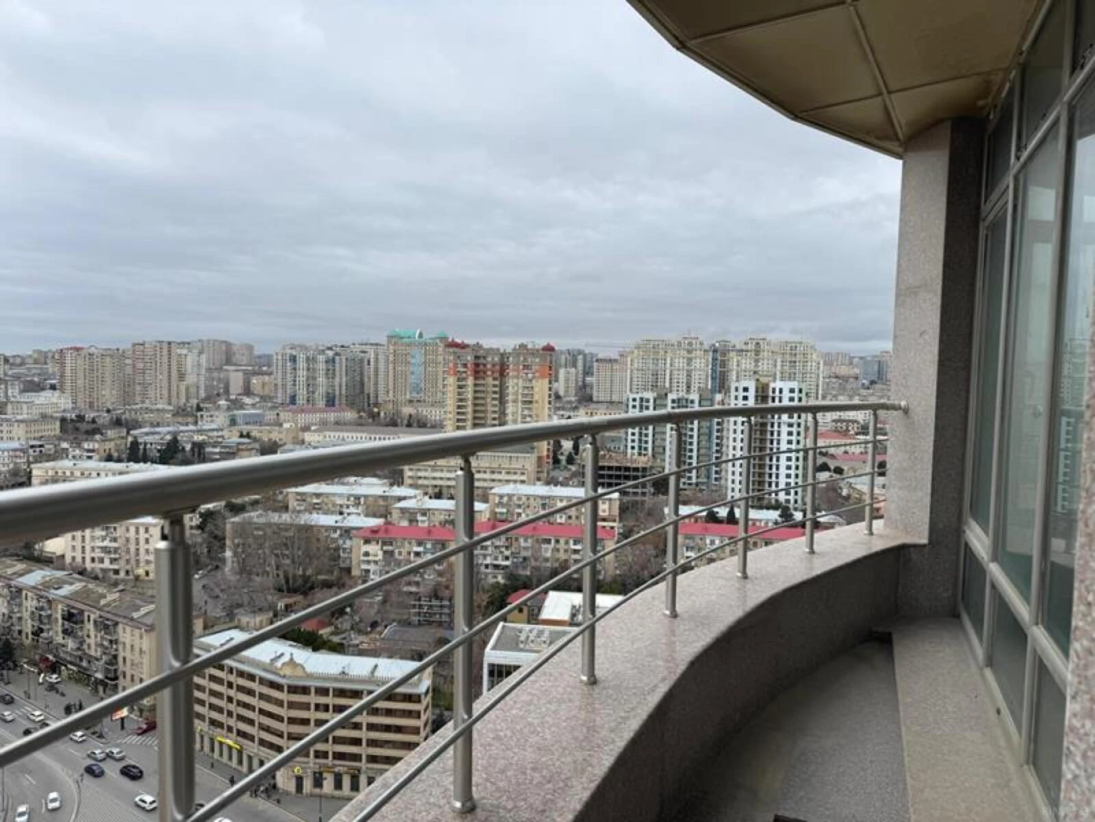 Satılır 3 otaqlı mənzil 135 m²