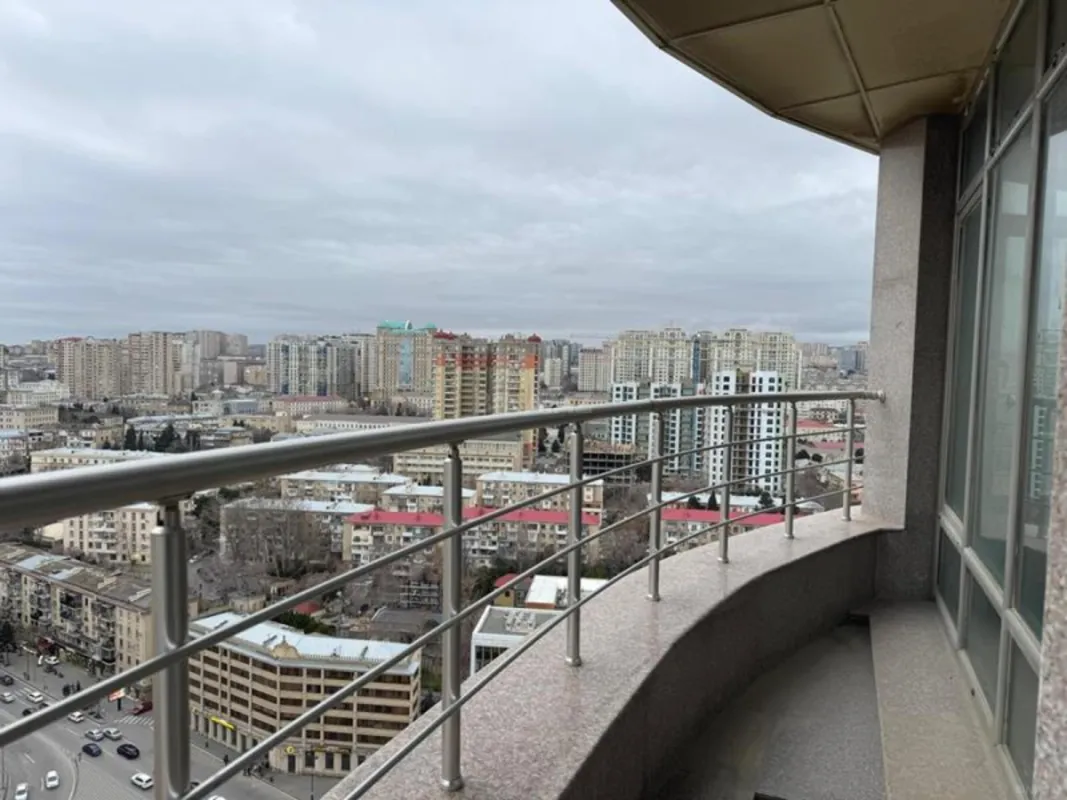 Satılır 3 otaqlı mənzil 135 m²