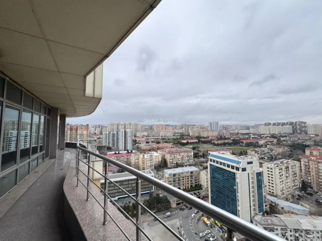 Satılır 3 otaqlı mənzil 135 m²