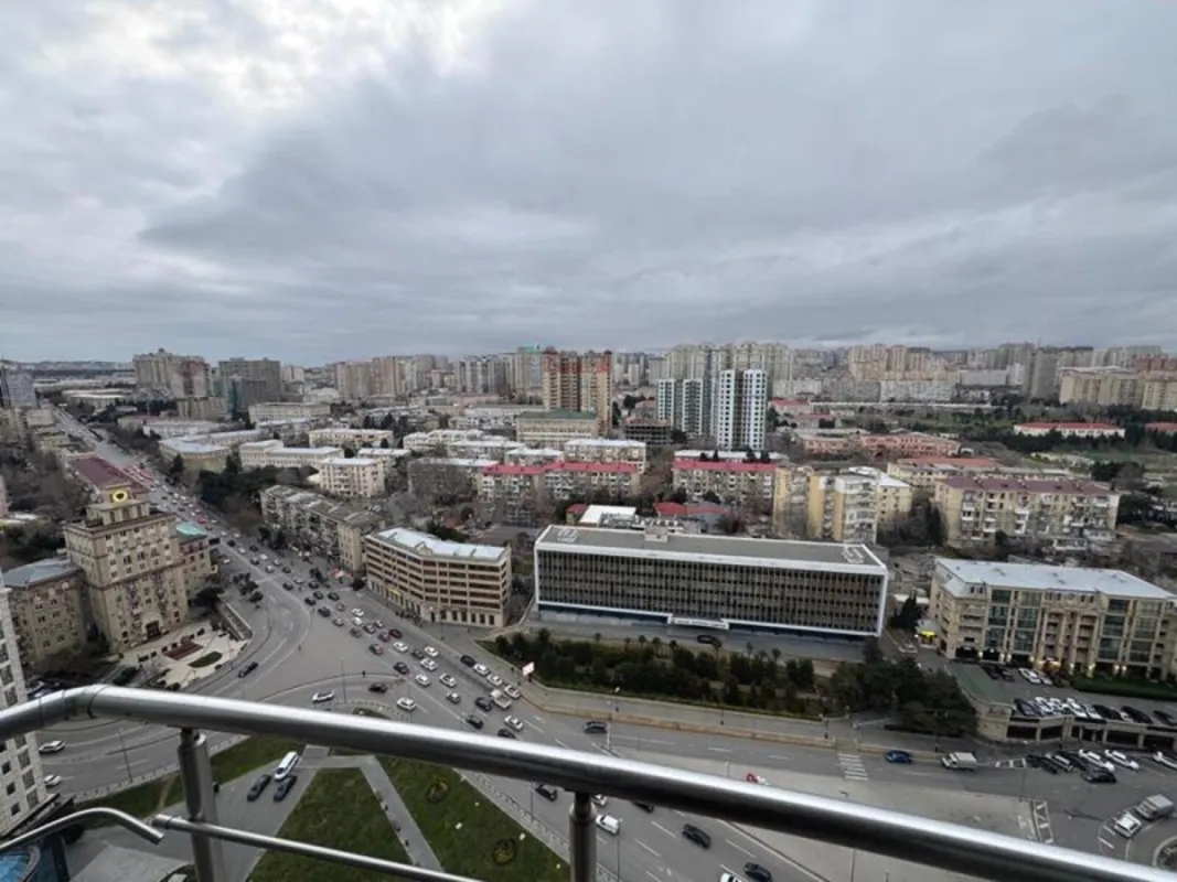 Satılır 3 otaqlı mənzil 135 m²