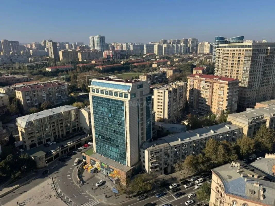 Satılır 3 otaqlı mənzil 135 m²
