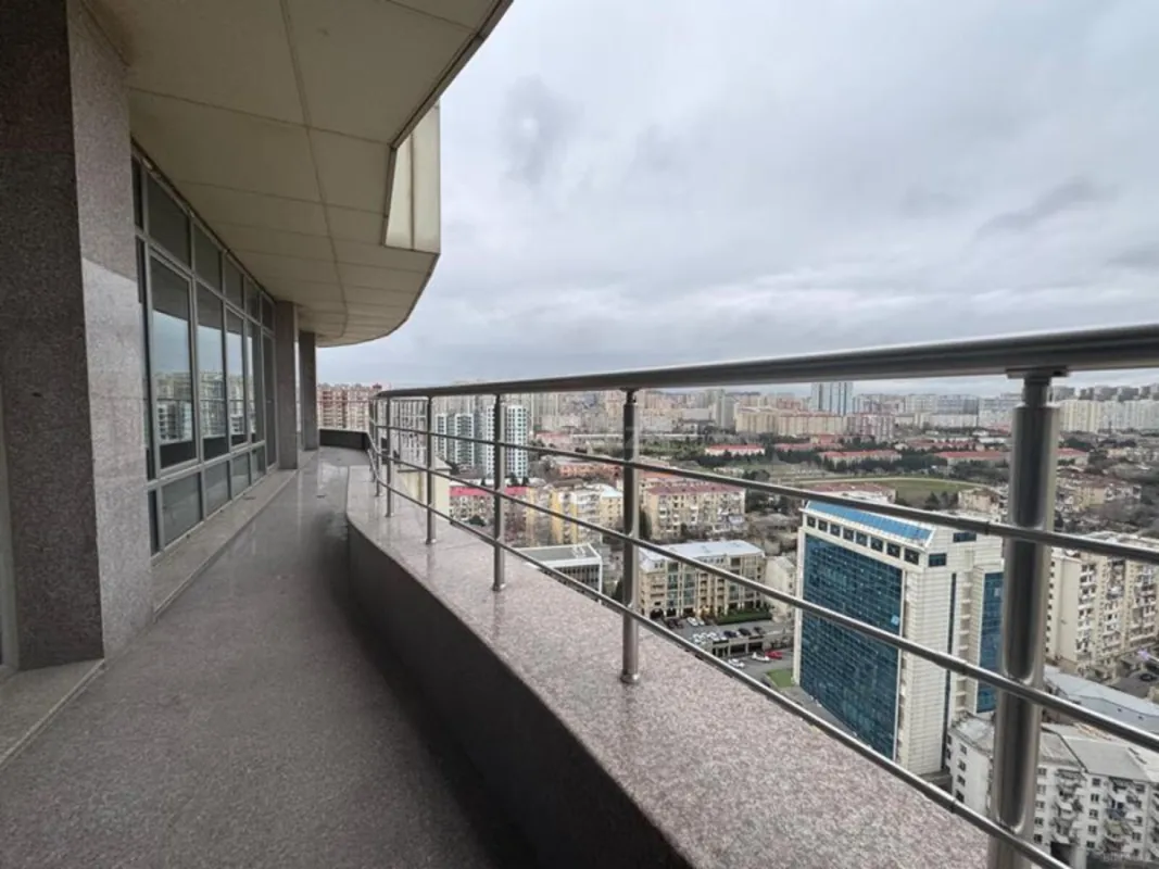 Satılır 3 otaqlı mənzil 135 m²