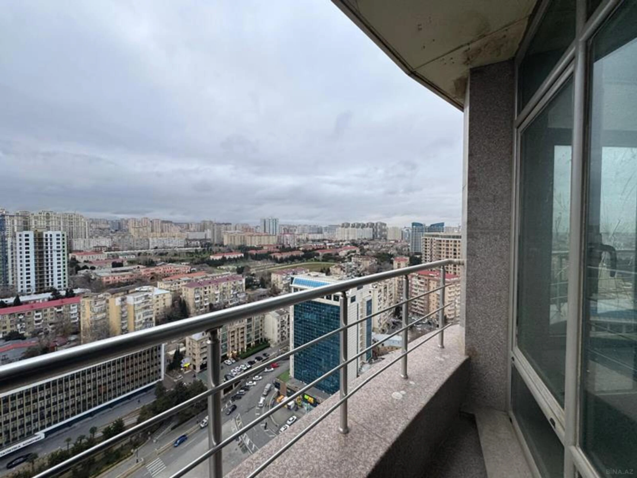 Satılır 3 otaqlı mənzil 135 m²