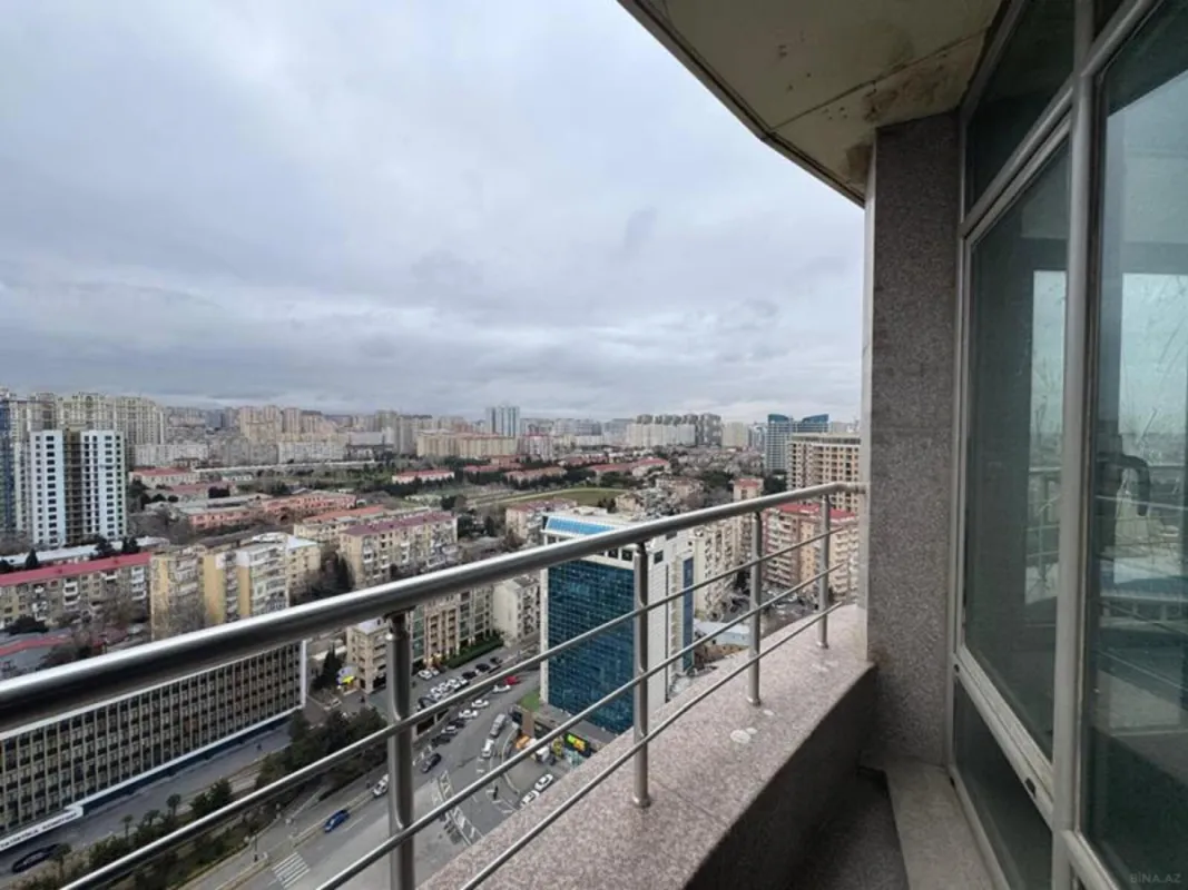 Satılır 3 otaqlı mənzil 135 m²