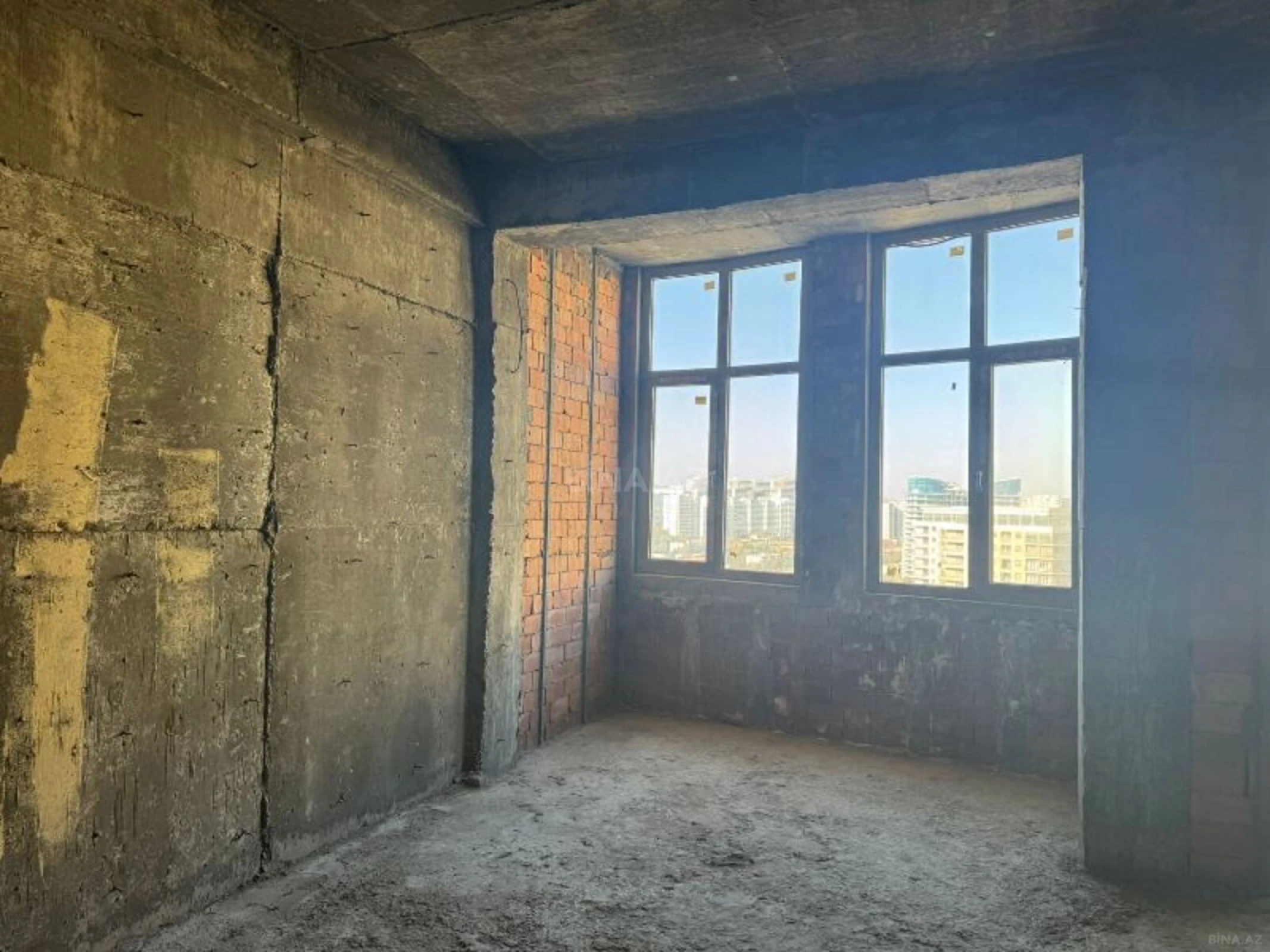 Satılır 3 otaqlı mənzil 135 m²