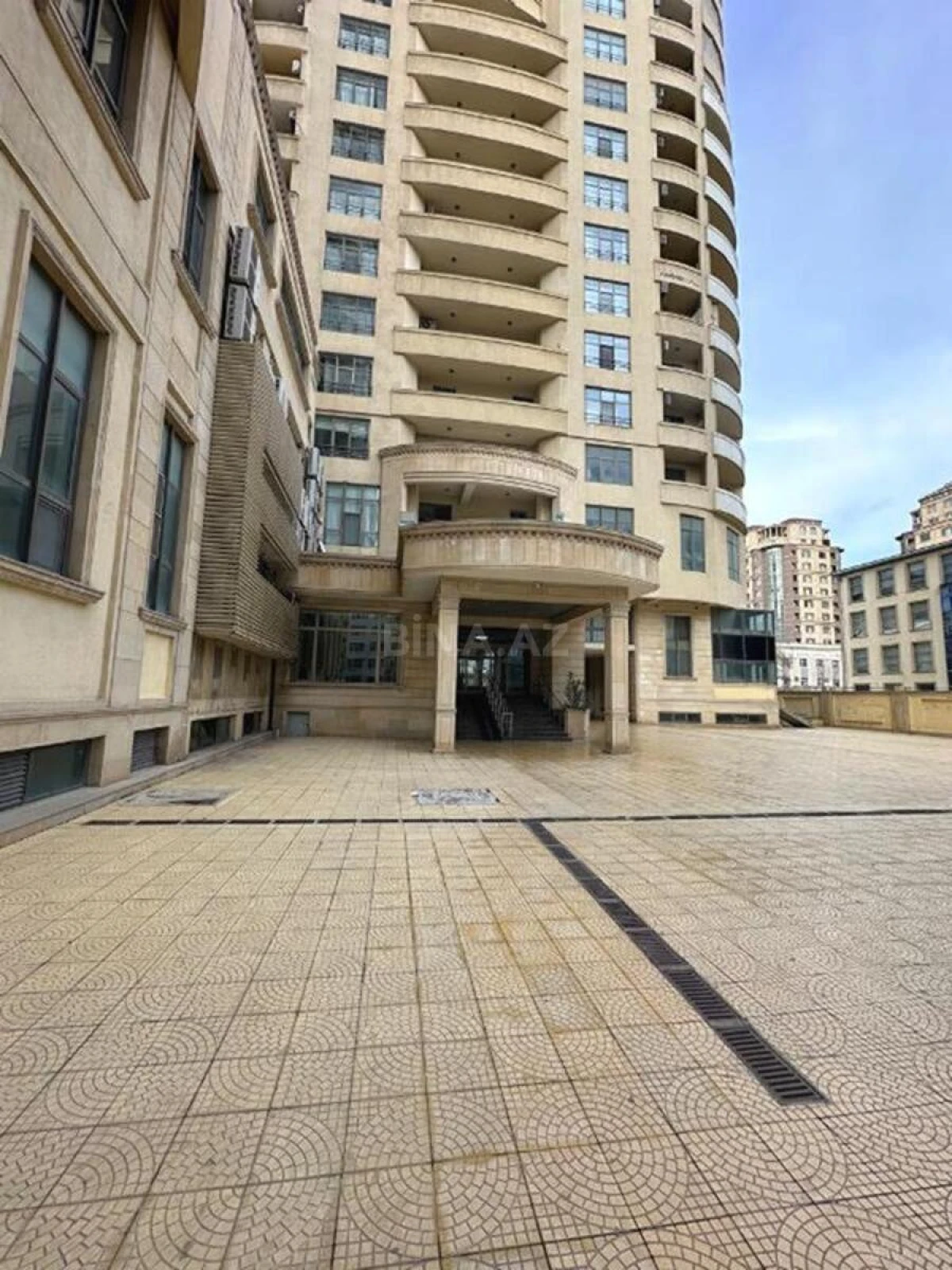Satılır 3 otaqlı mənzil 135 m²