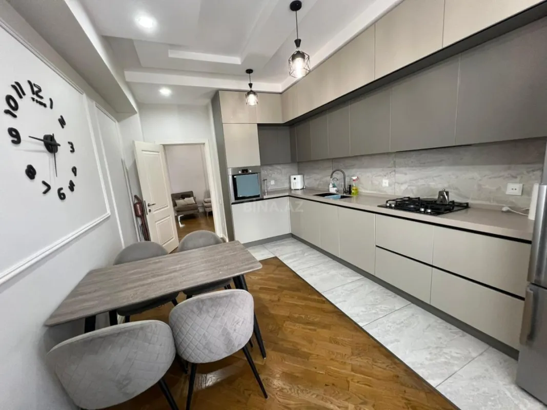Satılır 3 otaqlı mənzil 141 m²