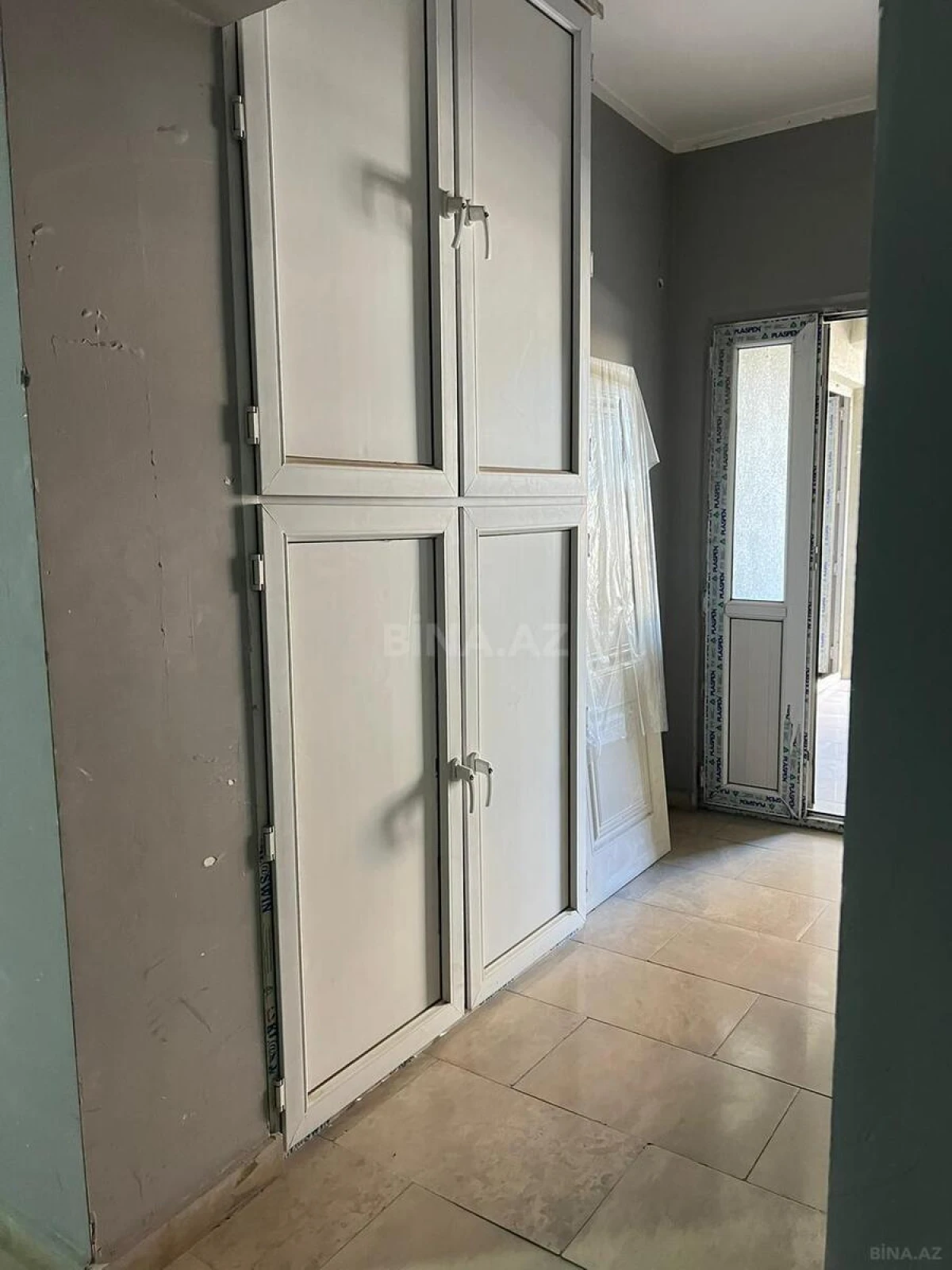 Satılır 3 otaqlı mənzil 141 m²