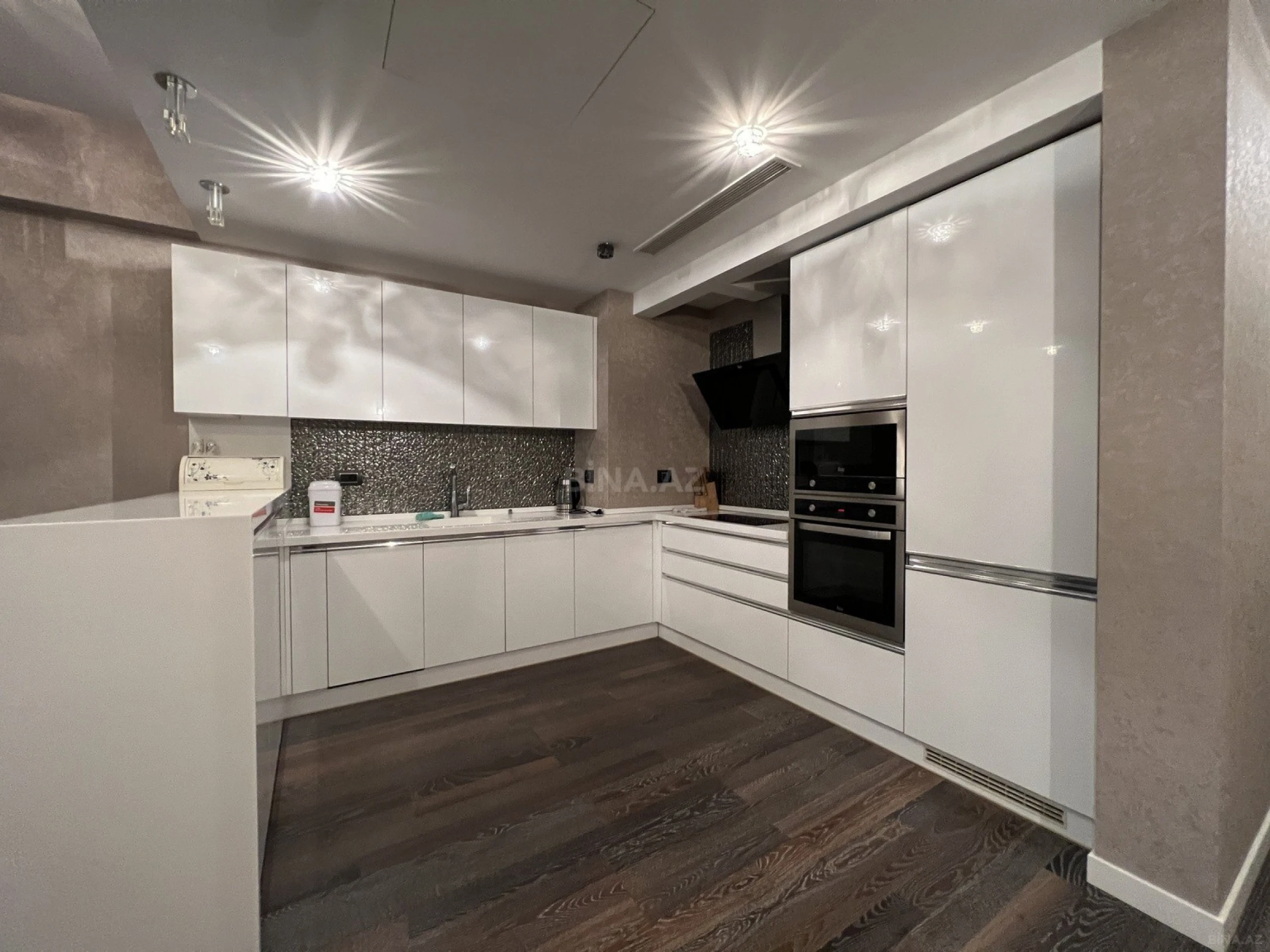 Kirayə verilir 2 otaqlı mənzil 90 m²