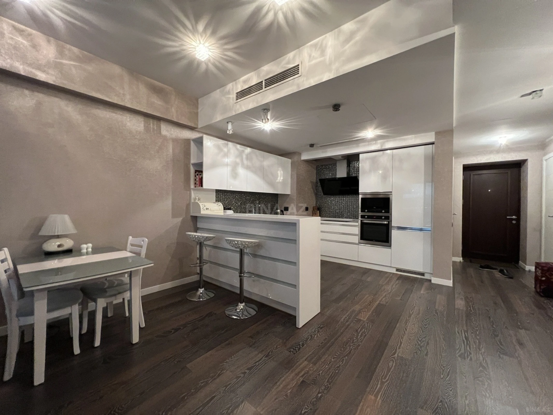 Kirayə verilir 2 otaqlı mənzil 90 m²